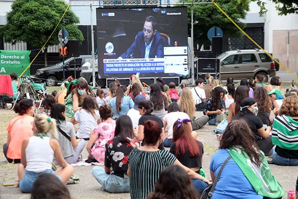 Siguieron el debate en la Plaza
