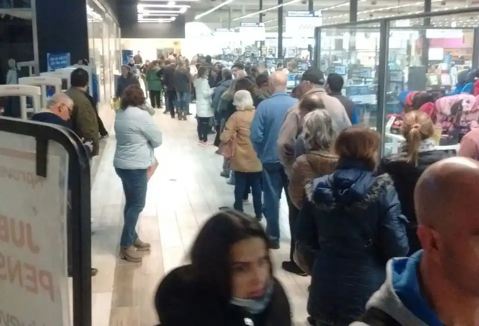 Colas interminables y pasillos repletos en otro miércoles de descuentos