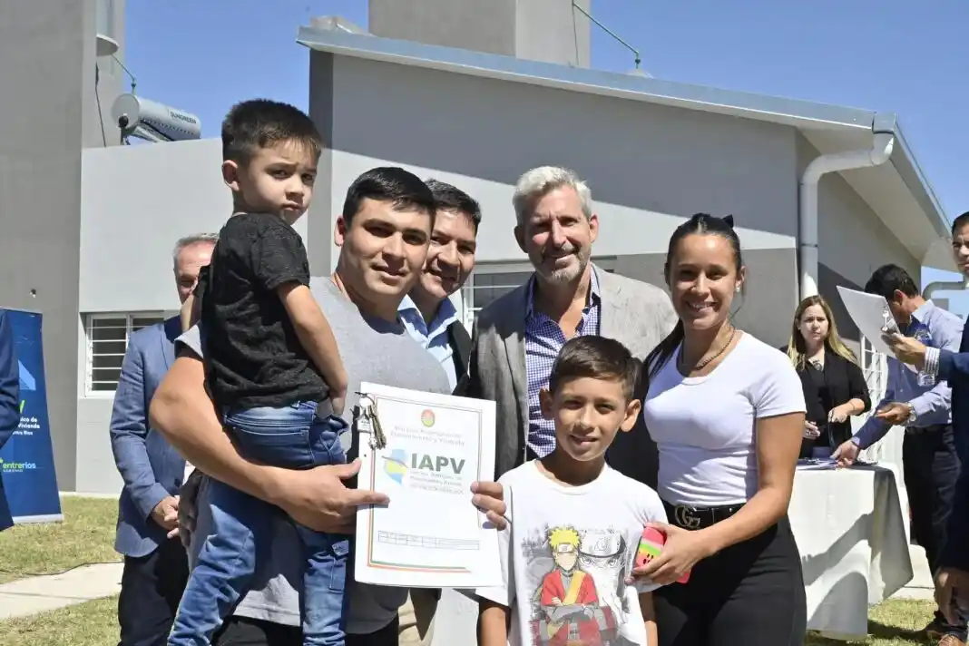 El Gobernador entregó 42 viviendas y llamó a “profundizar las coincidencias”