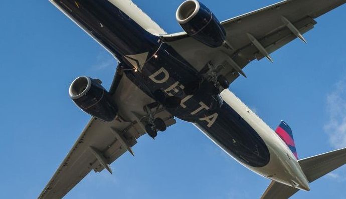 Delta se suma a la tendencia de incluir su logo en la parte inferior del fuselaje de sus aeronaves