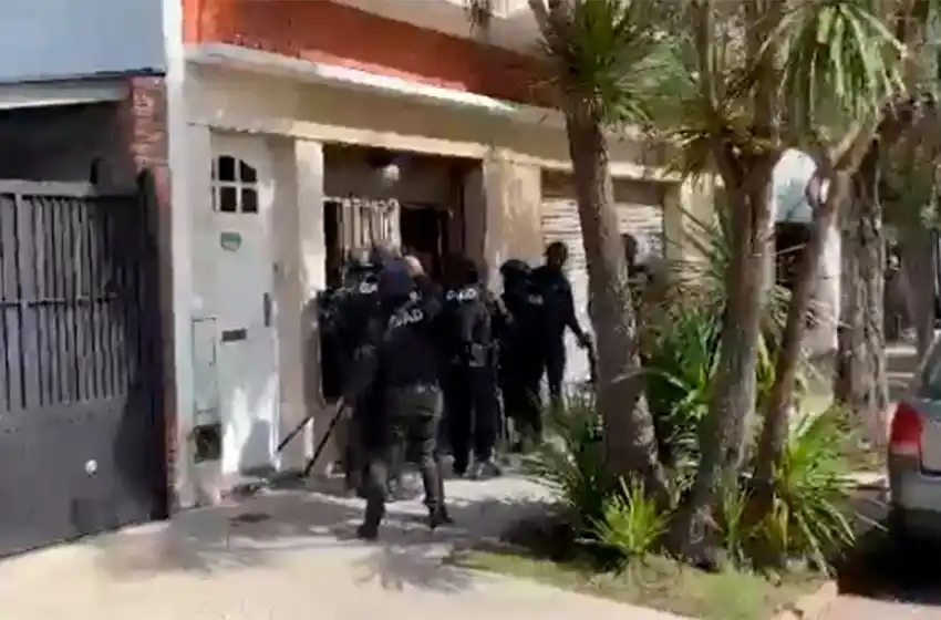 Se atrincheró en su casa, pero no evitó la orden de internación