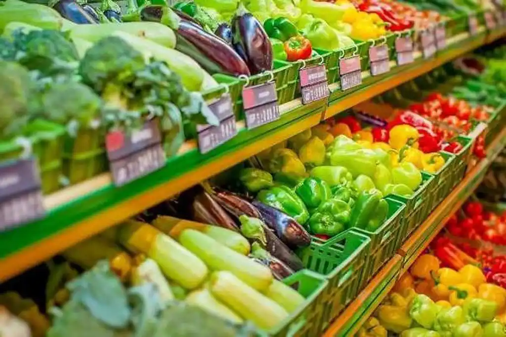 Los precios de los alimentos aumentaron casi un 4 % en julio por el impulso de las subas en verduras