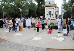 Padres autoconvocados se manifestaron en la Plaza para pedir la vuelta a la presencialidad