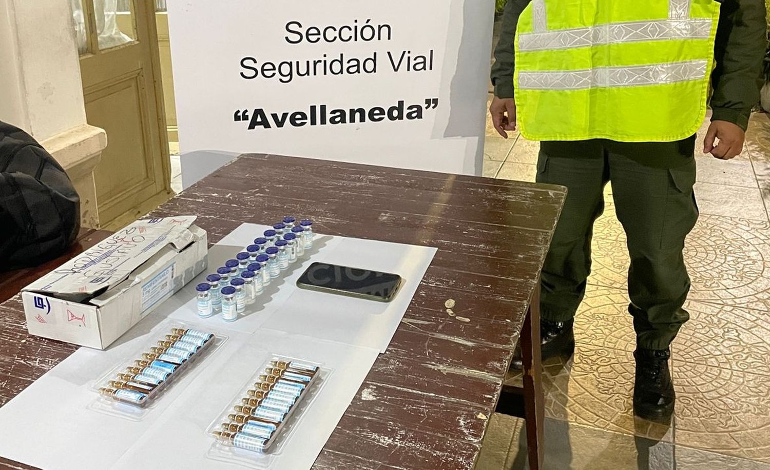 20 ampollas de vidrio transparente rotuladas como remifentanilo y 20 ampollas marrones etiquetadas como fentanilo le fueron secuestradas al veterinario de Sauce Viejo.