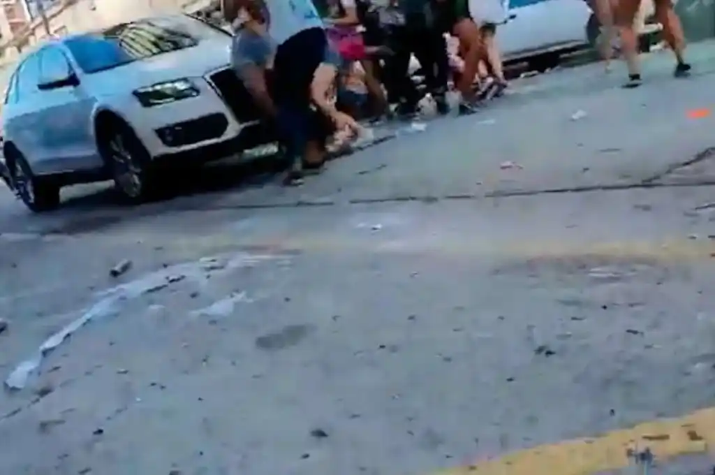 Un hombre atropelló a jóvenes que festejaban su “UPD”