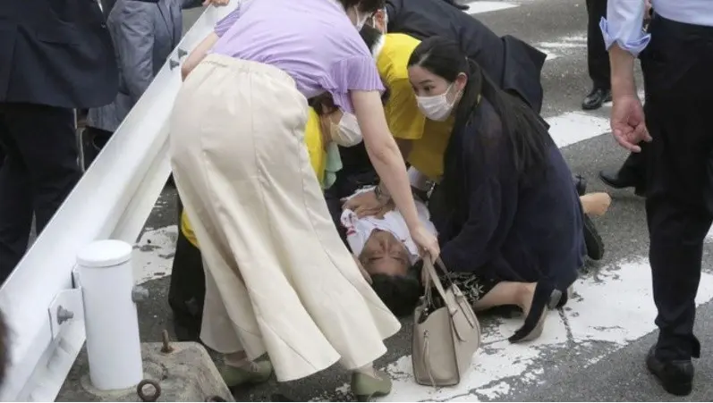 Asesinaron de un tiro al exprimer ministro japonés Shinzo Abe durante un acto de campaña