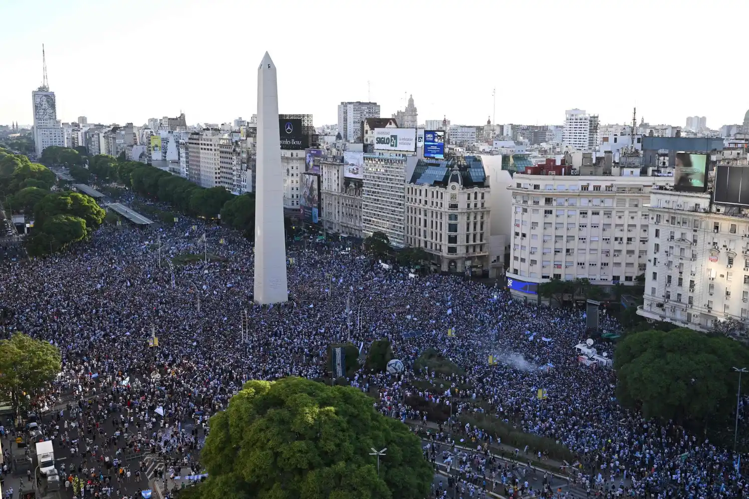 Multitudinario festejo del pase de la Selección a la final en el Obelisco