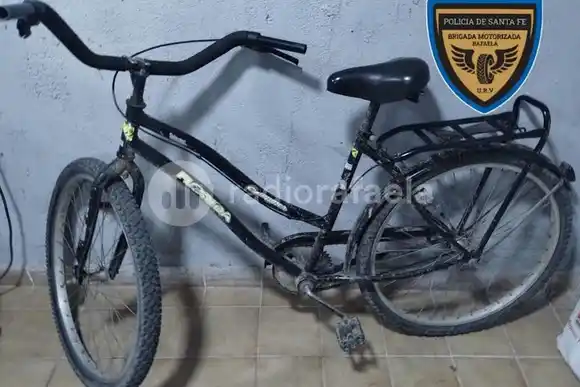 Descubrió a un hombre saliendo de su patio: en la huida, dejó una bici abandonada