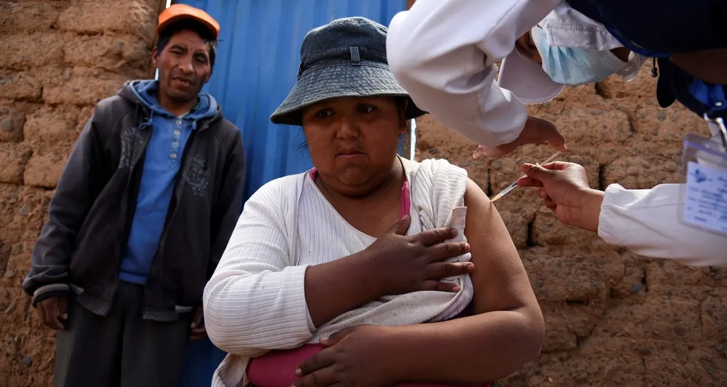 La ministra de Salud reiteró la importancia de retomar medidas de bioseguridad y recordó la disponibilidad de vacunas contra la COVID-19 para la población. Foto: Archivo Reuters