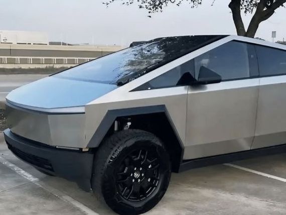Elon Musk y Tesla enfrentan nuevos problemas con el Cybertruck tras la octava retirada del mercado