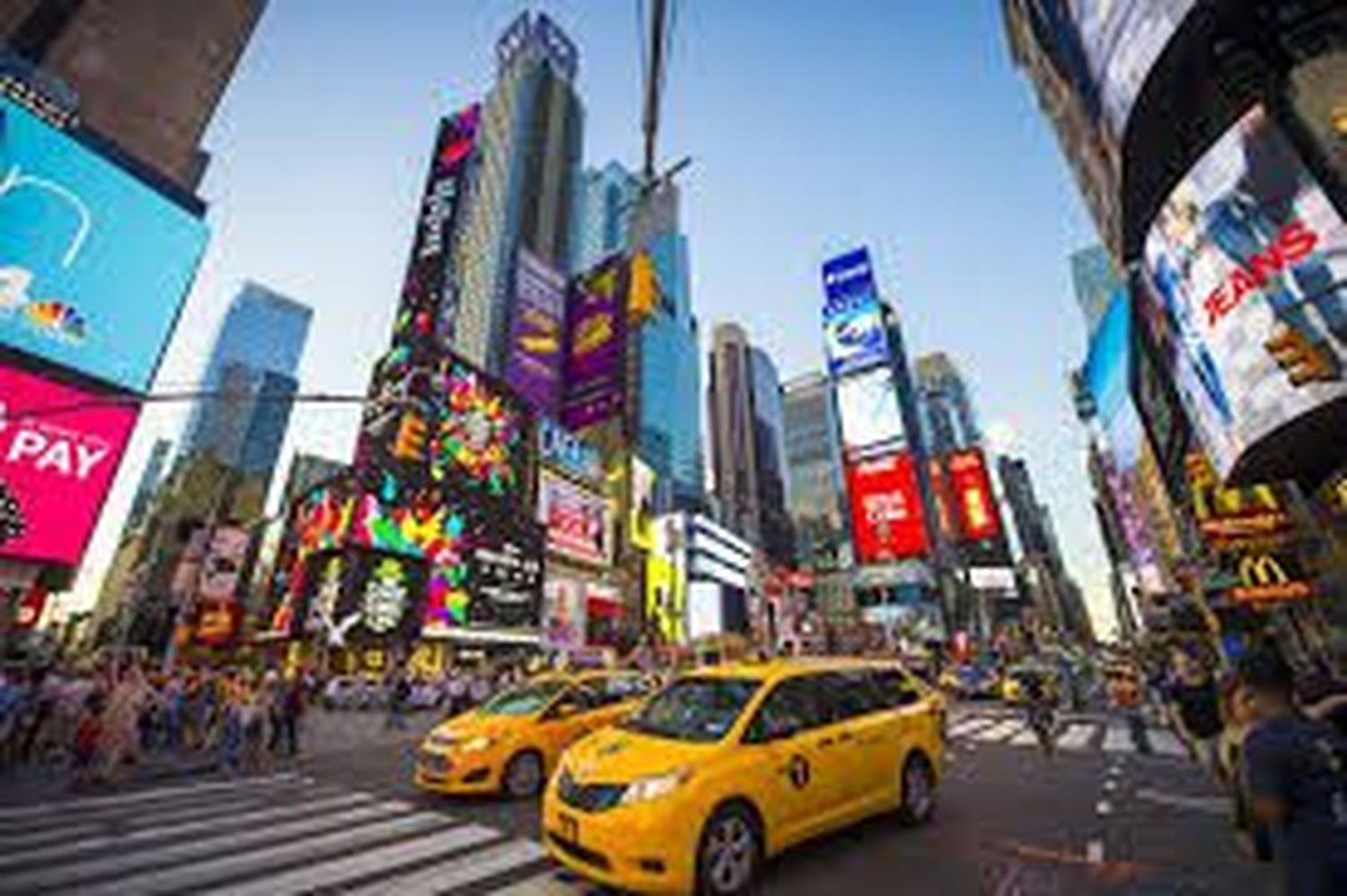 Auto embiste a manifestantes en Nueva York