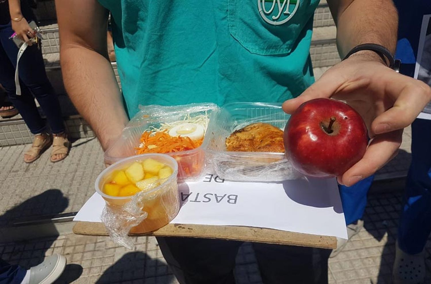 Fuerte protesta en el Hospital Centenario: hallaron gusanos, tierra y hasta un diente en la comida