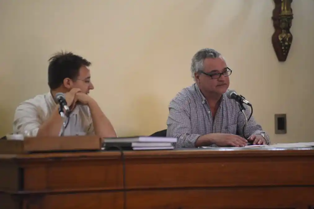 Pablo Echando tomó el lugar de Farfán, pero lo abandonó apenas poco más de 3 minutos después 