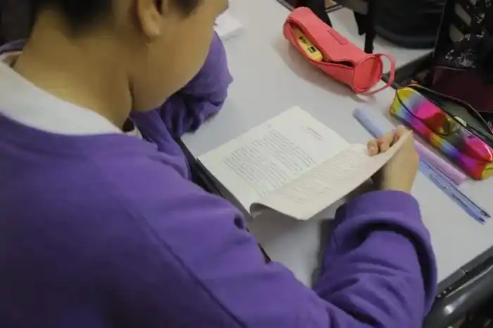 Faltan libros, sobran celulares y los fondos no alcanzan