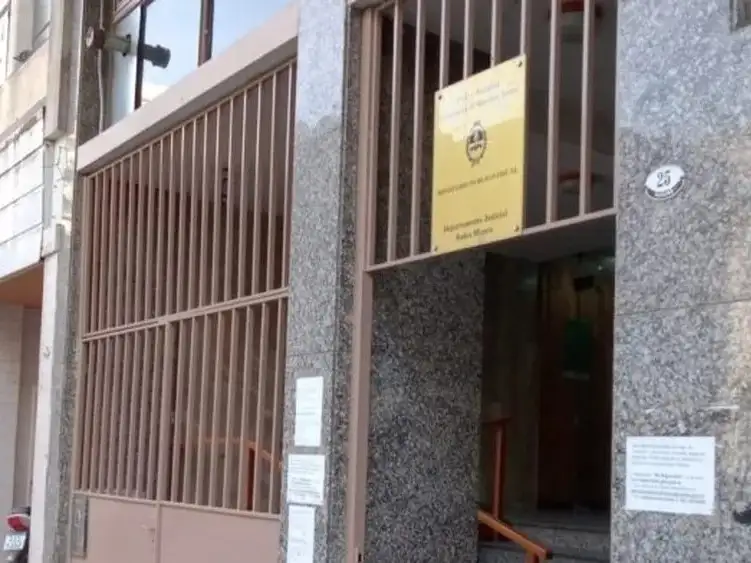 Los hechos de abuso sexual habrían ocurrido en Bahía Blanca entre 2019 y 2020 en el interior de dos domicilios del acusado.