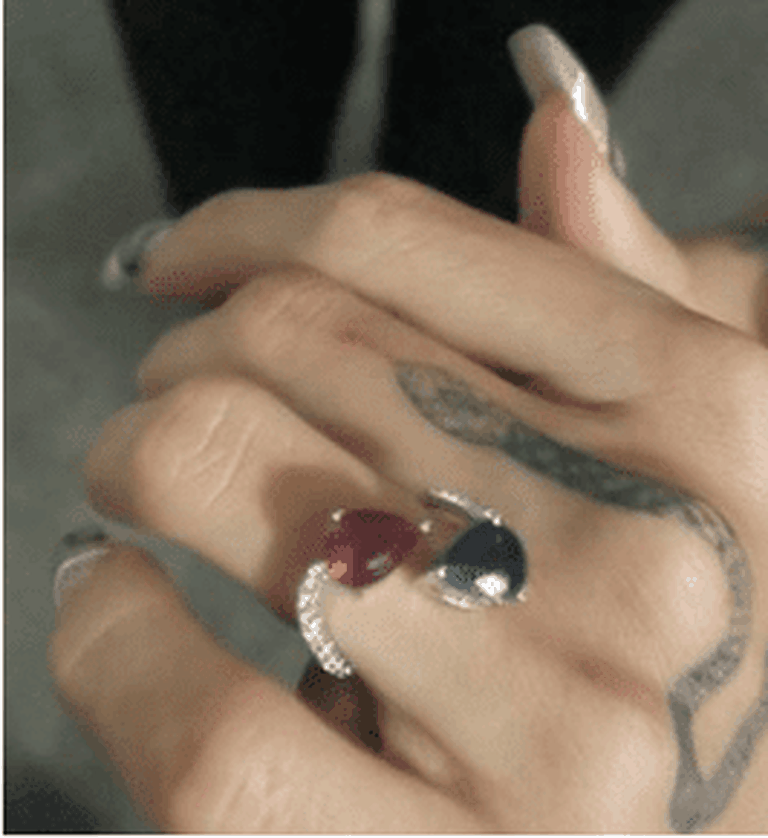 El anillo con dos rocas que Mike Bahía le dio a Greeicy. Foto Instagram