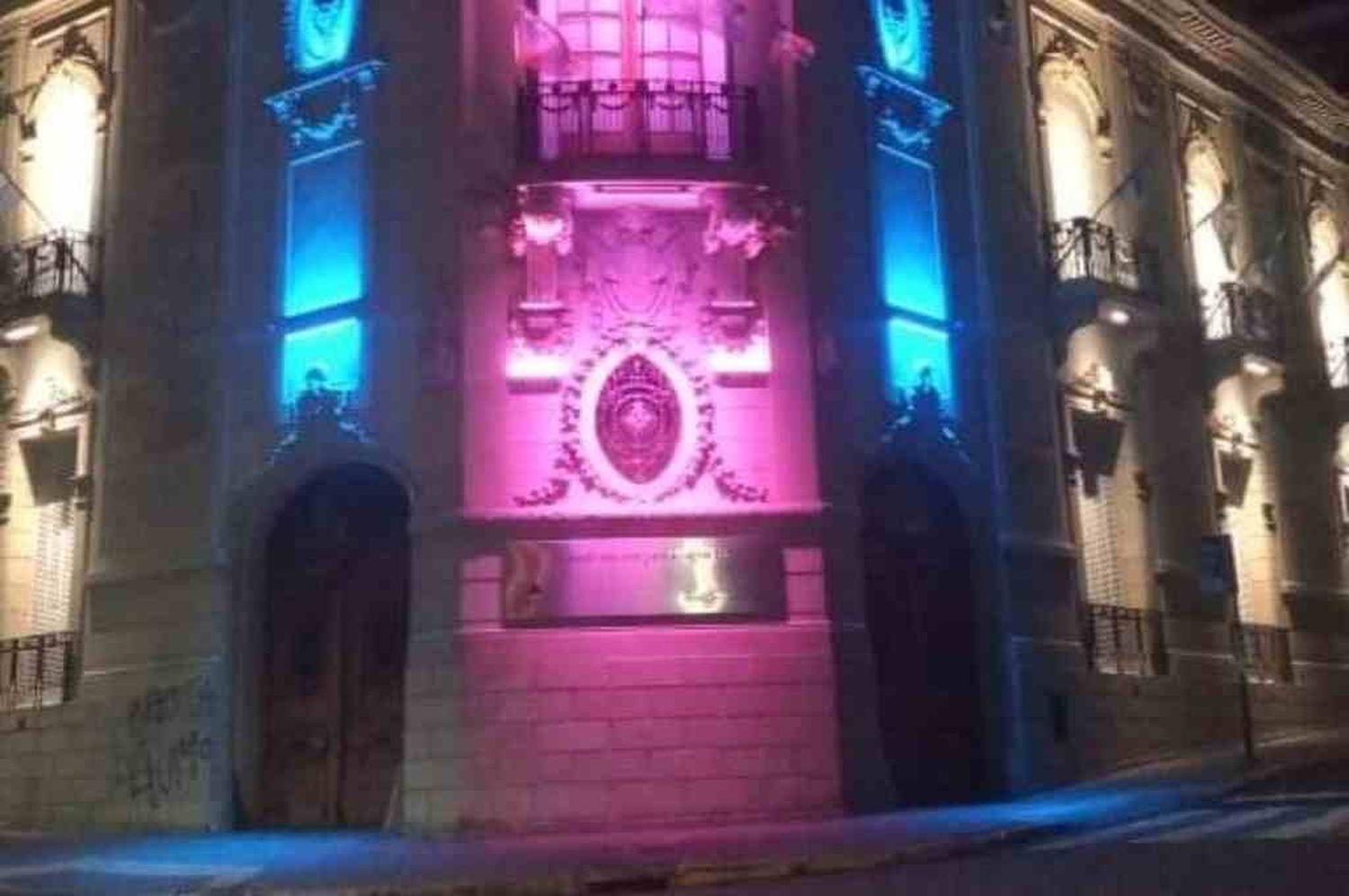 El Palacio Vasallo y otros edificios se iluminarán de celeste y rosa.