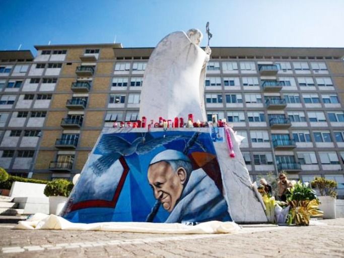 La infección del Papa está “bajo control” y ya no usa ventilación mecánica