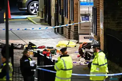 Dos personas graves tras un ataque a cuchillazos en un tren con destino a Londres