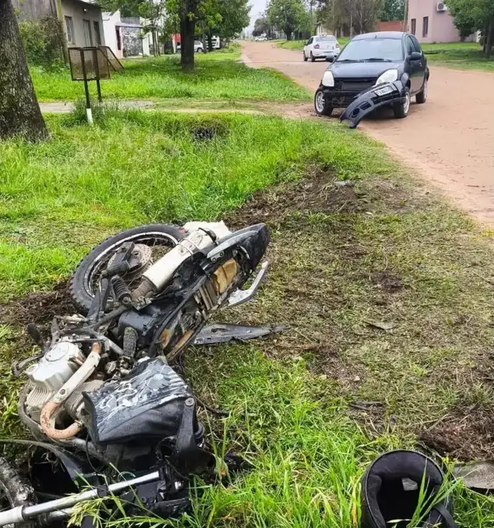 Completamente borracho se subió a su moto, chocó contra un auto y terminó en una zanja
