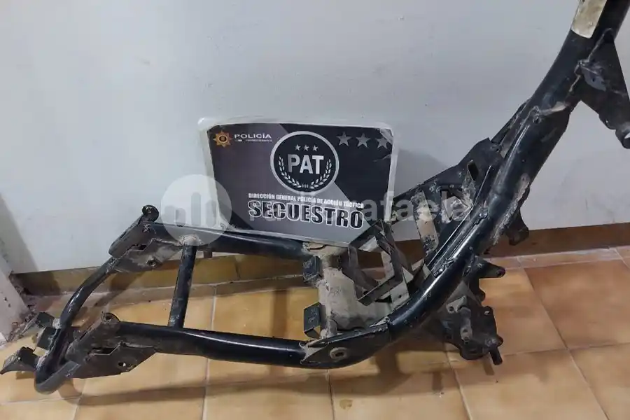 En plena medianoche, la policía los vio paseando con un cuadro de moto robada