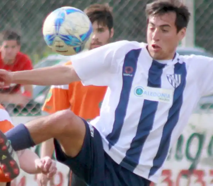 Un golazo le dio a Rivadavia un excesivo premio en un polémico partido en Lobería