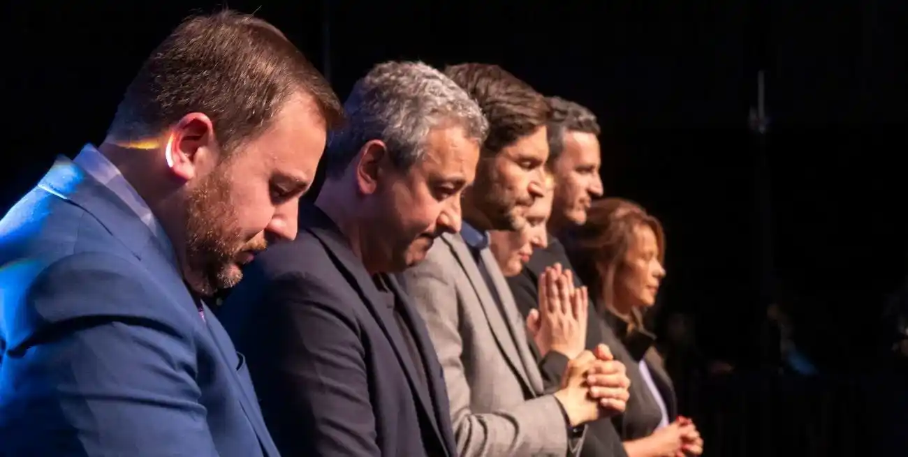 Pullaro y Scaglia, acompañados por el pastor Walter Ghione, el intendente Pablo Javkin y los candidatos Ciro Seisas y Astrid Hummel, recibieron la bendición de la congregación evangélica en Rosario.
