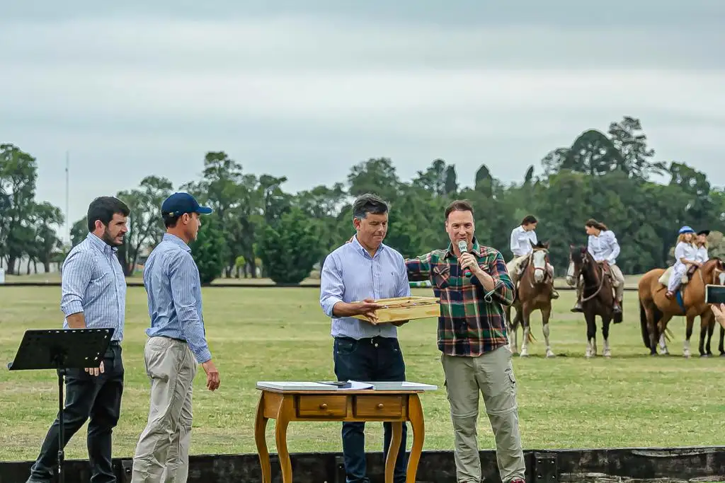 Leonel Chiarella y Lisandro Enrico junto al presidente anfitrión Fabián Maldonado.