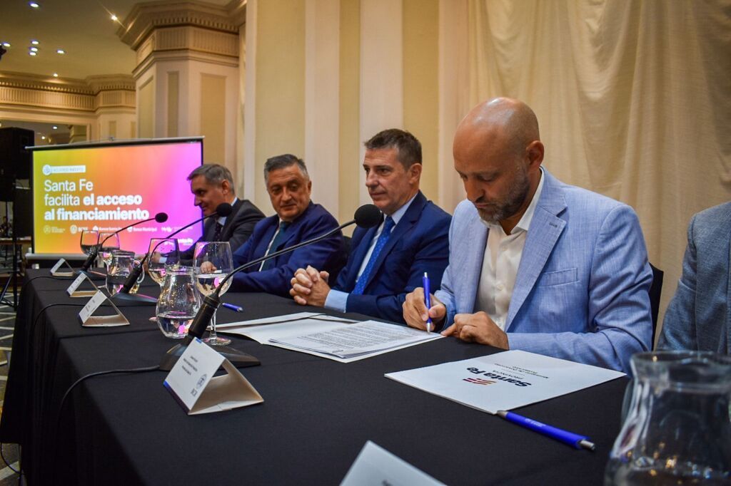 Puccini en la firma del Convenio de Bonificación de Tasas para MiPyMEs con el Mercado Argentino de Valores y los bancos Municipal de Rosario y de Santa Fe.