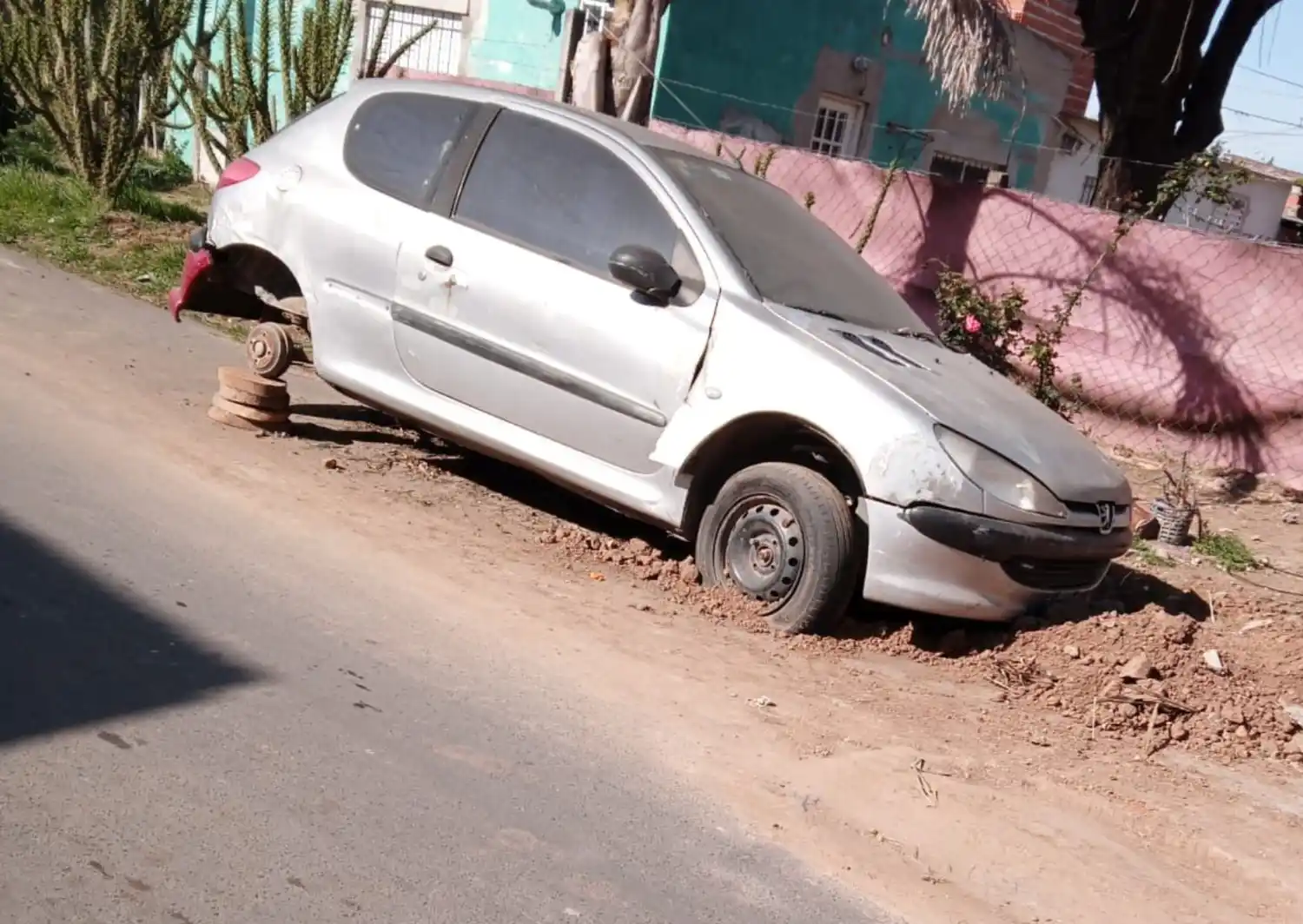 Auto abandonado hace dos años