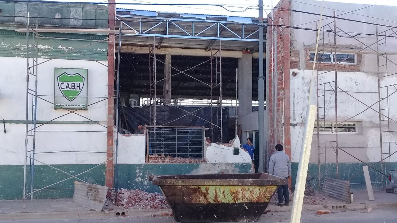 Prosiguen las obras en el frente del Club BH