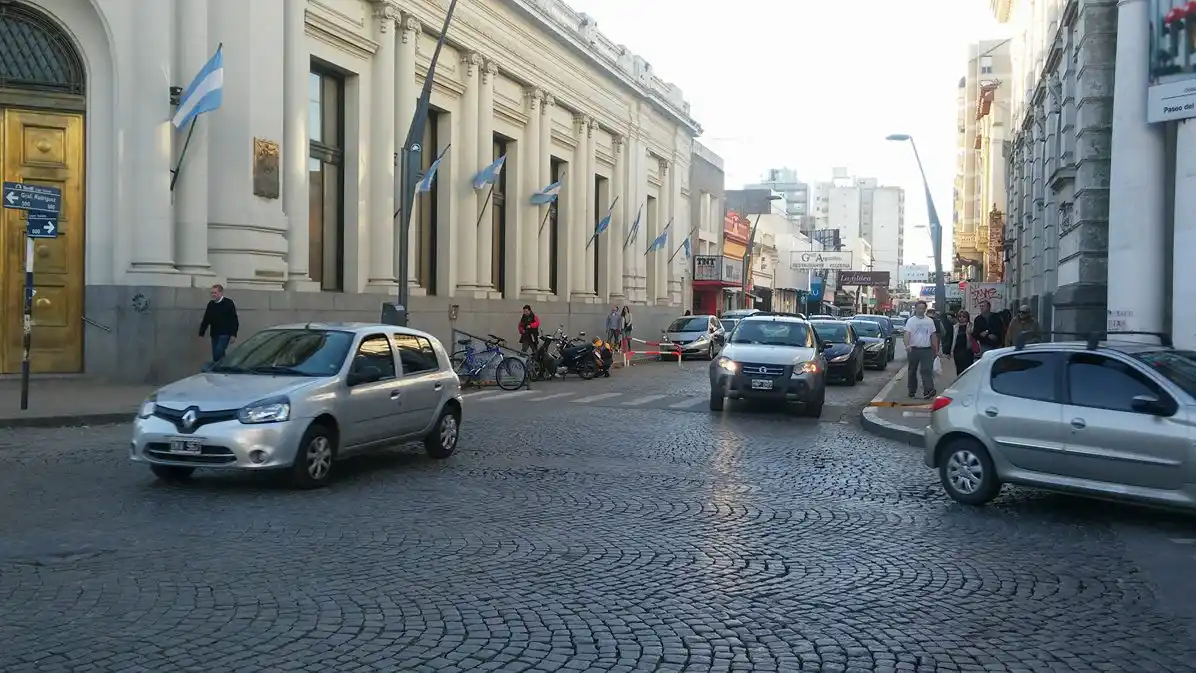 ¿Se puede virar a la izquierda en la esquina sin semáforo de una avenida?