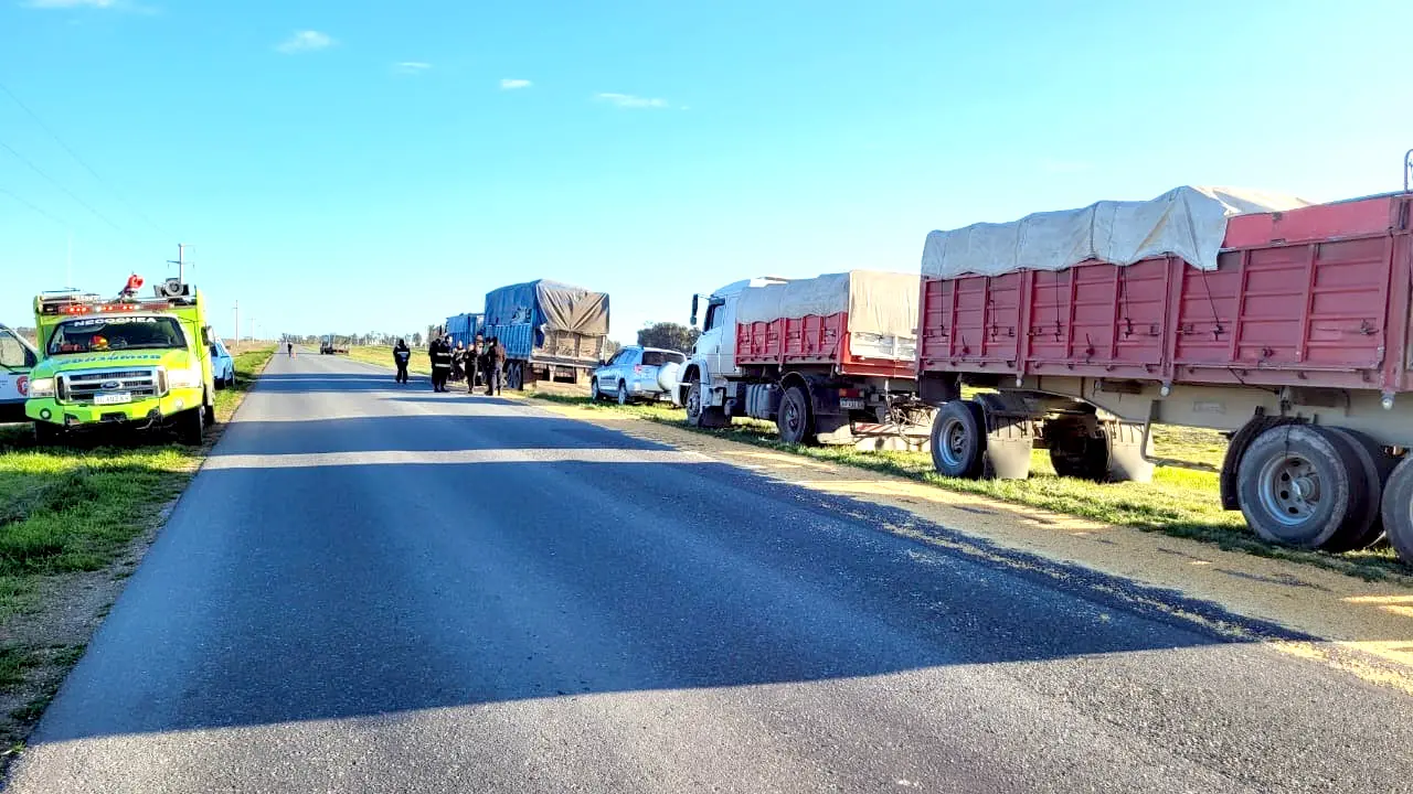 Choque entre dos camiones en la ruta 227 no arrojó lesionados