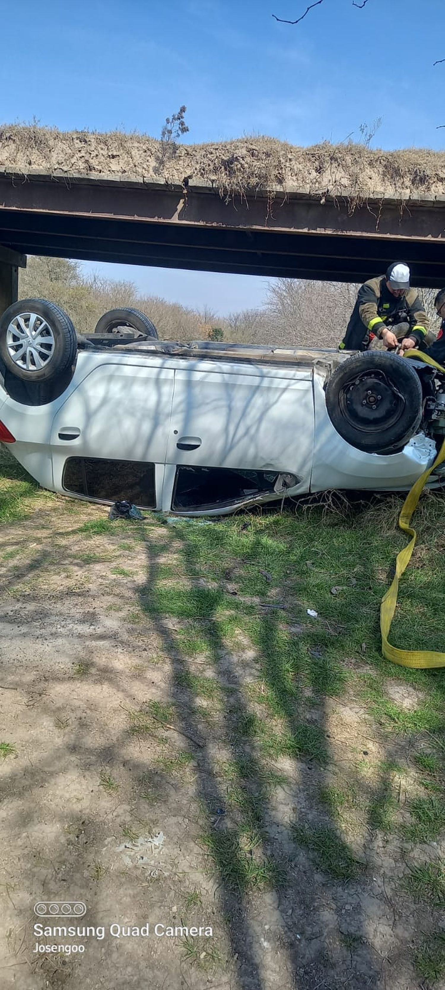 Puente Clé: un auto cayó al arroyo