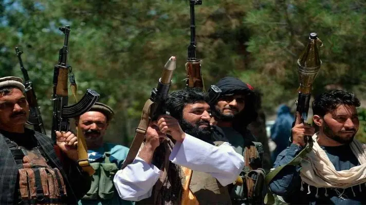 TERRORISMO TRIUNFÓ EN AFGANISTÁN: talibanes levantan armas y celebran en el aeropuerto de Kabul la retirada de EE.UU.