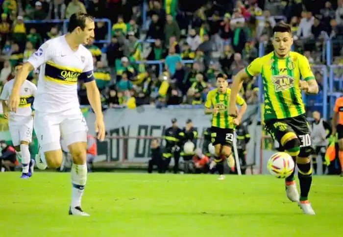 Franco Pérez con la camiseta de Aldosivi, ante Boca