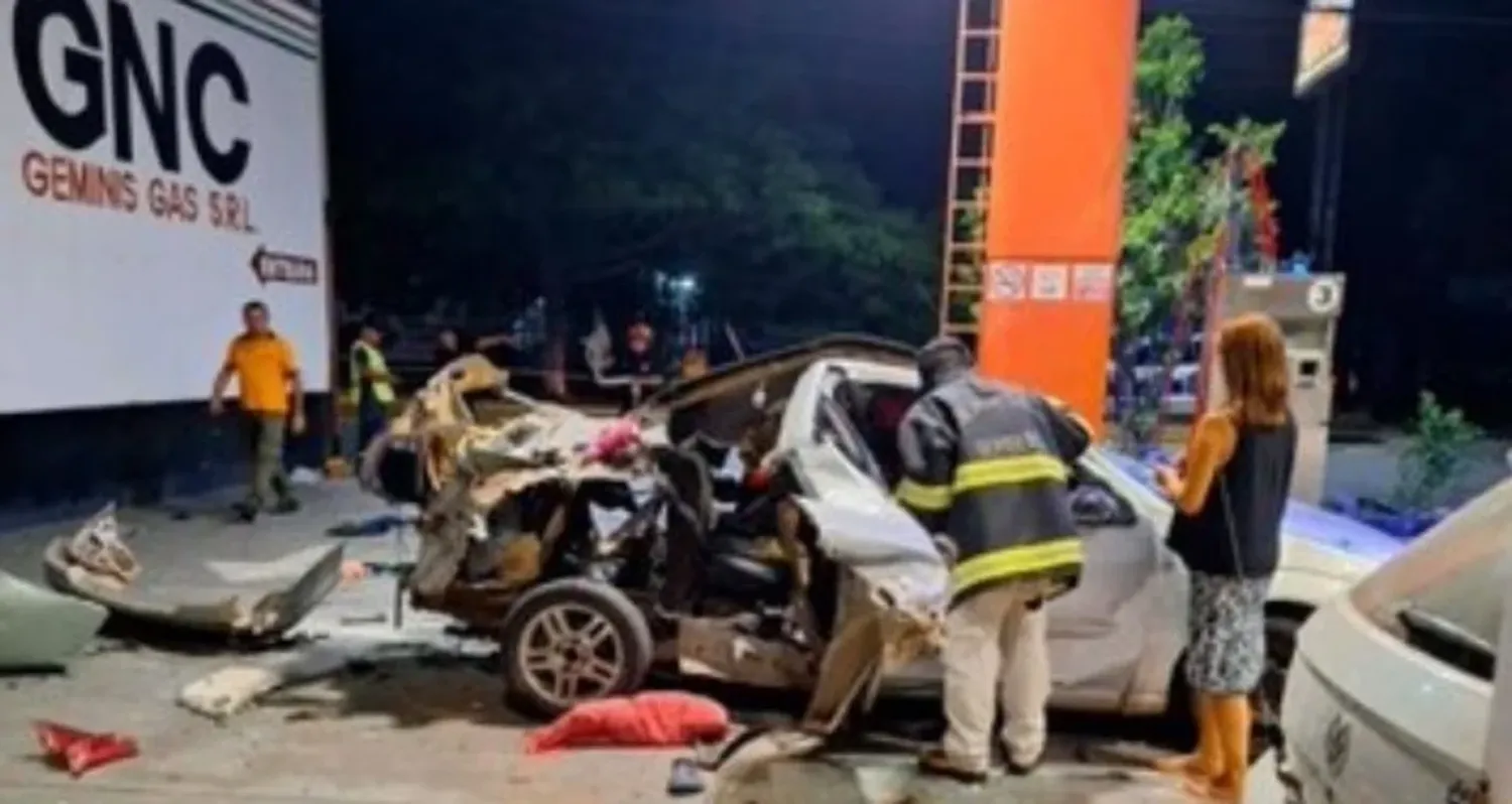 El auto quedó destruido y la estación de servicio, cubierta de cocaína.