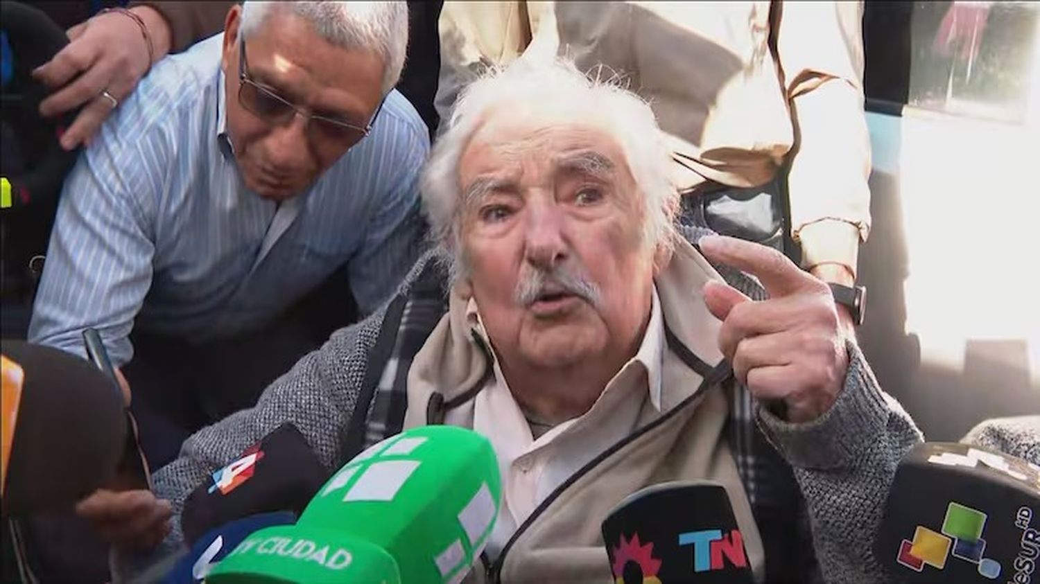 Uruguay elige al sucesor de Lacalle Pou: "Pepe" Mujica fue a votar y criticó al Gobierno de Milei