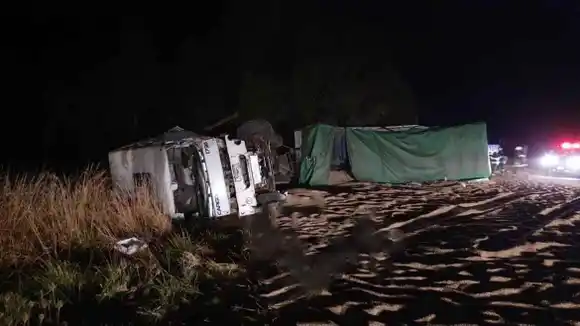 Trágico accidente tras choque frontal de camiones en Ruta 51 cerca de Coronel Pringles: un muerto y dos heridos