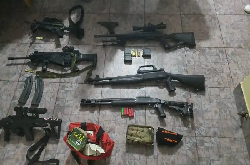 Buscaban a un acusado de violencia y se encontraron con un arsenal de armas y municiones