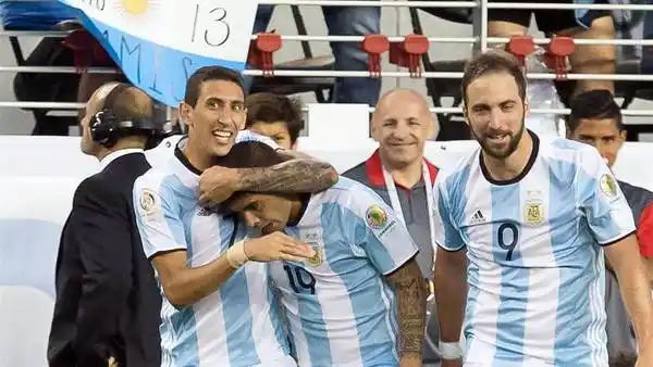 Sin Messi, Argentina fue mejor que Chile y ganó en el debut 