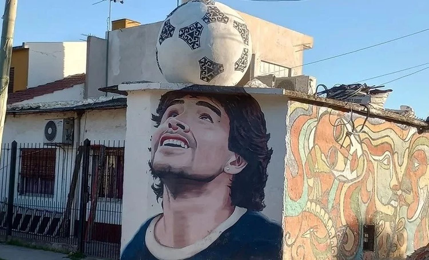 Maradona está en Merlo: Un artista hizo el mural, un albañil la pelota y la familia de la casa la pintó