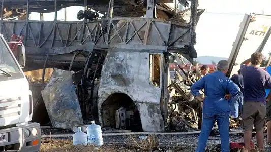 Un camión y un colectivo chocaron de forma frontal, hubo 19 muertos