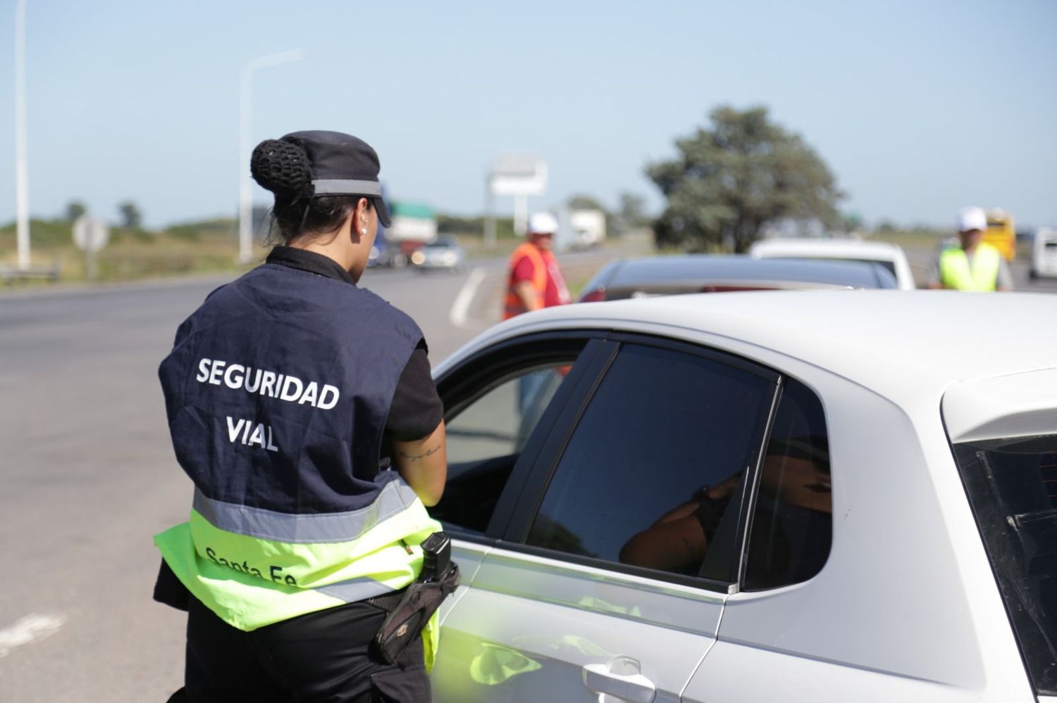 Los oficiales retuvieron un vehículo y labraron acta de infracción por alcoholemia positiva y exceso de pasajeros.