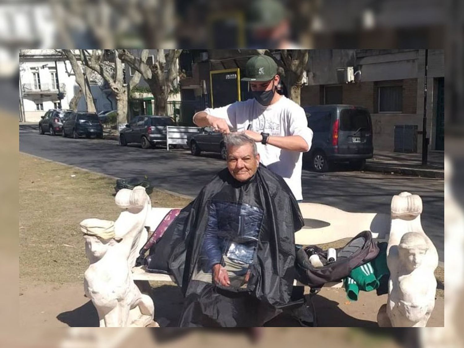 Peluquero rosarino se quedó sin trabajo y hace cortes en plena calle para sobrevivir