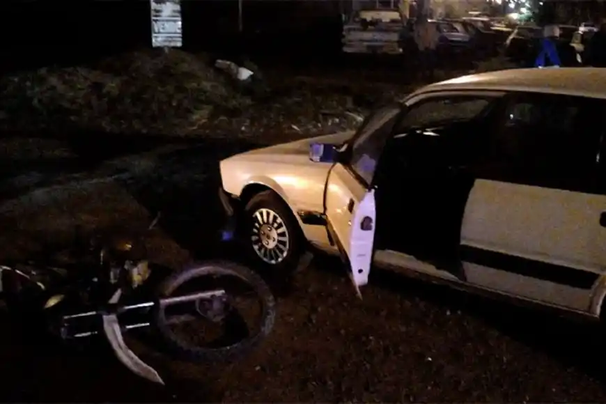 Choque entre una moto y un auto terminó con un joven gravemente herido