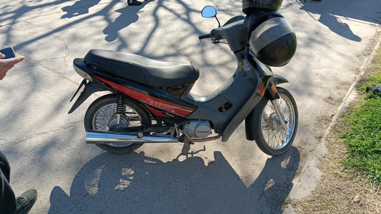 La moto era tripulada por una mujer y un hombre. Crédito: Bomberos de Venado Tuerto.
