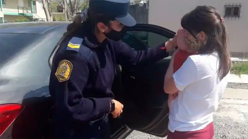 Rescataron a un bebé de seis meses que había quedado encerrado en el auto