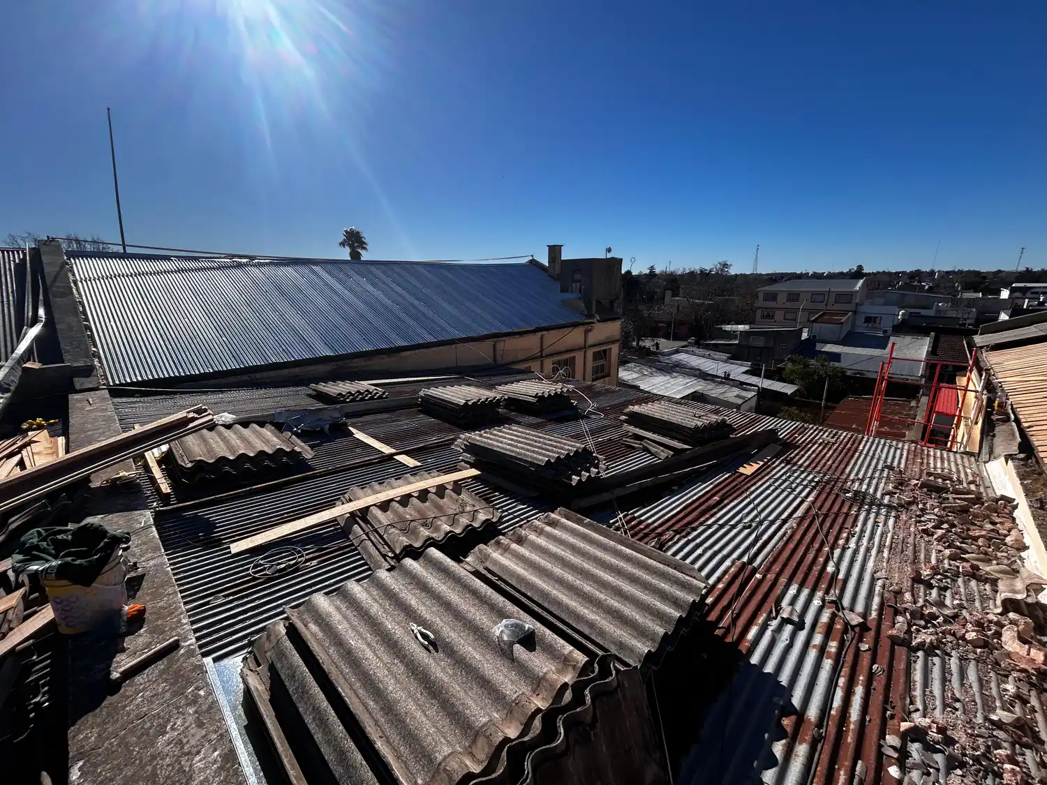 Obras en el techo de la Escuela 21
