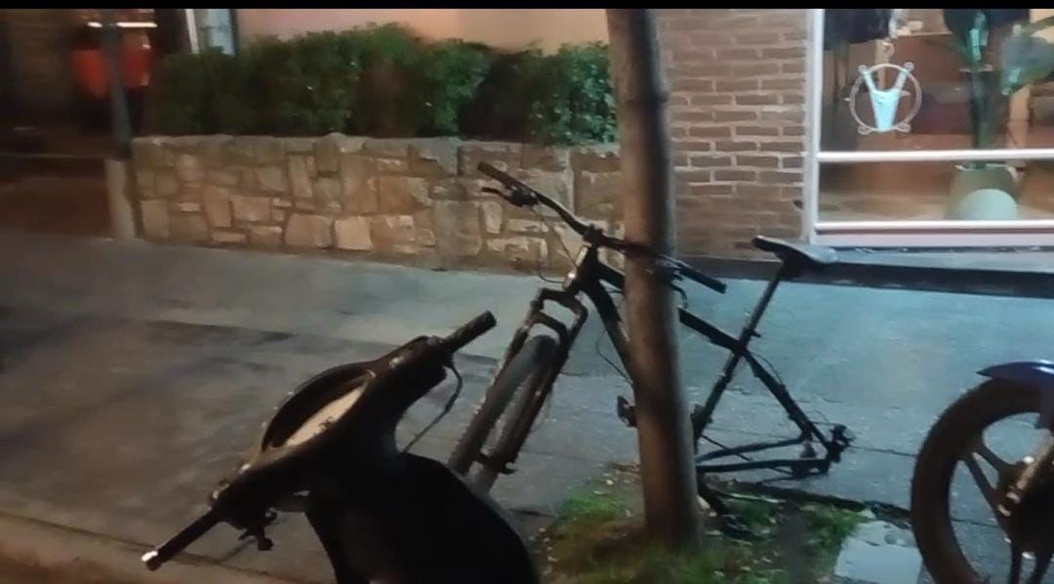 Otro caso de roba ruedas, pero de bicicletas